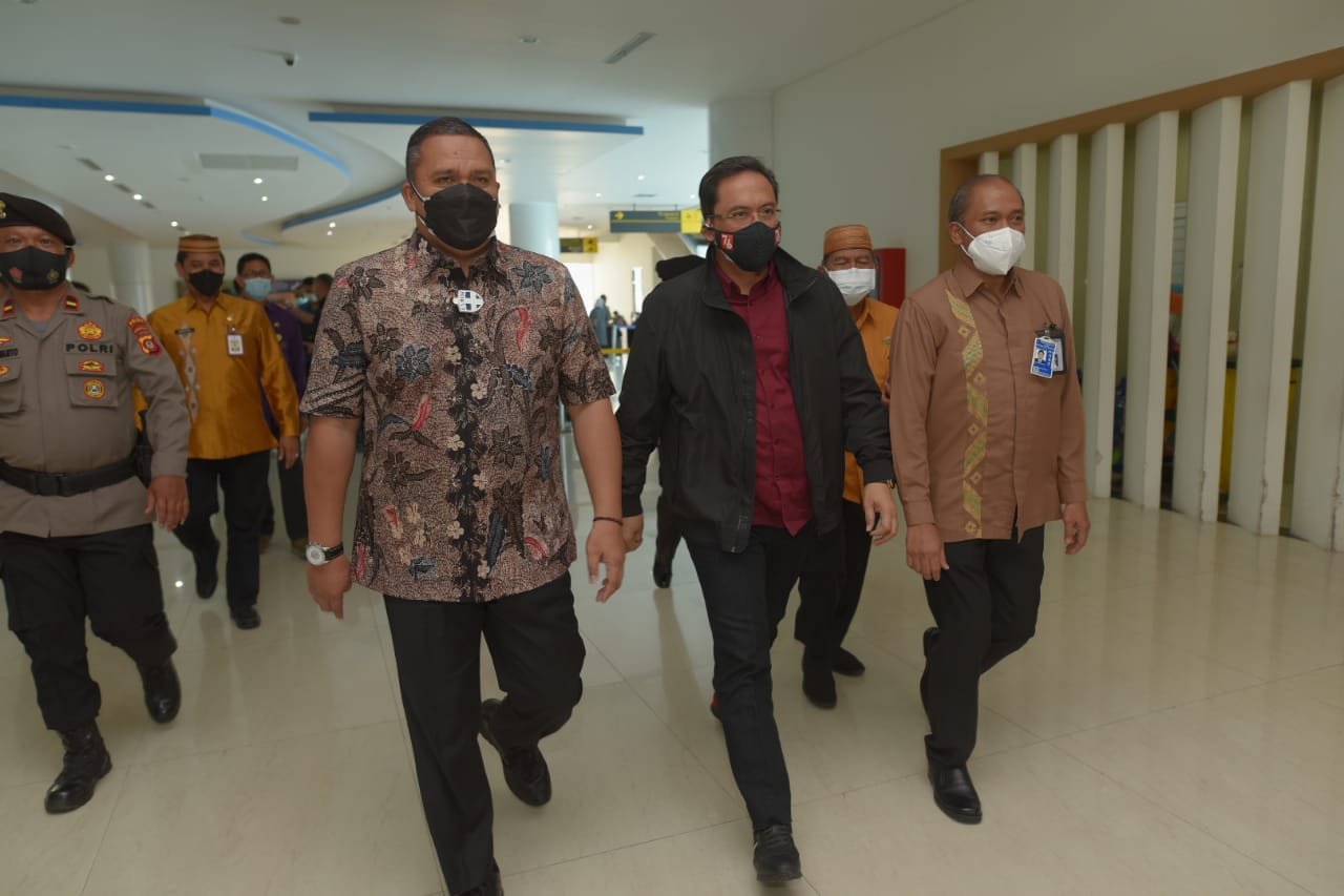 Ketua BPK RI didampingi Rektor UNG, Eduart Wolok, Kamis (30/09/2021).