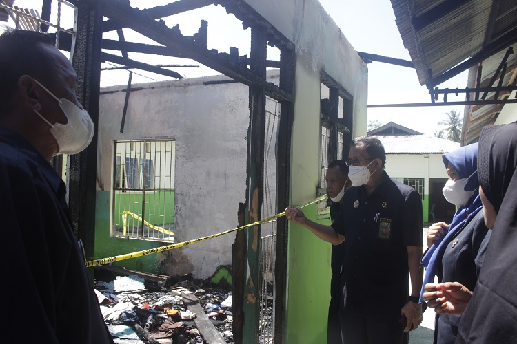 Ketua PTA Gorontalo saat meninjau gedung panti asuhan Harapan Kita yang terbakar pada Kamis (18/11/2021) kemarin. 