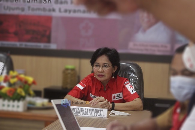 Bendahara PMI Pusat, Suryani Sidik Motik saat mengunjungi kantor PMI Provinsi Gorontalo, Selasa (23/11/2021)