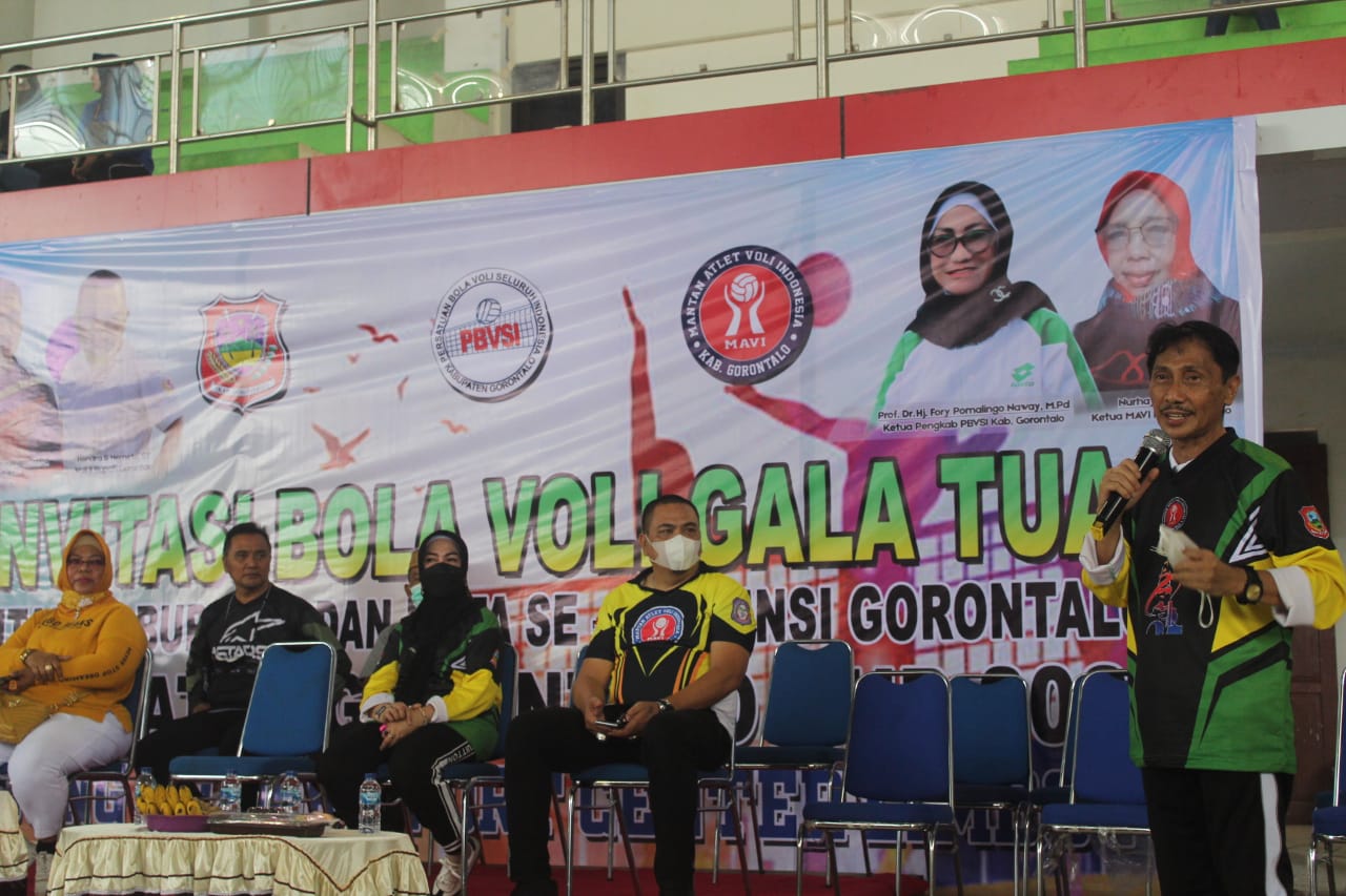 Bupati Gorontalo, Nelson Pomalingo saat memberikan sambutan pada kegiatan tournament bola voli, Sabtu, (06/11/2021).