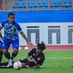 Ismet Tahir nomor punggung 6 saat bermain dilaga uji coba antara Persikasi Bekasi vs Persika Karawang di Stadion Wibawa Mukti Bekasi, Sabtu (06/11/2021).
