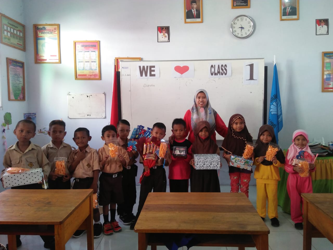 Foto siswa kelas 1 SDN 4 Talaga Jaya bersama Wali Kelasnya saat penyerahan hadiah, Jumat (26/11/2021)