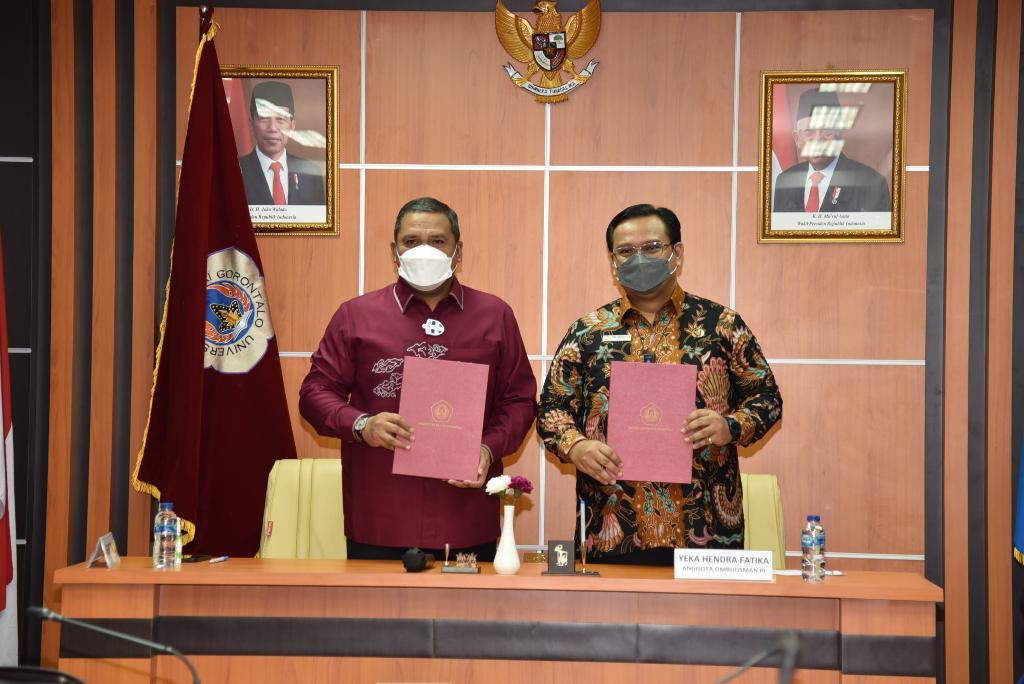 Rektor Universitas Negeri Gorontalo, Eduart Wolok bersama Anggota Ombudsman RI Yeka Hendra Fatika saat melakukan penandatanganan kerja sama peningkatan layanan publik.