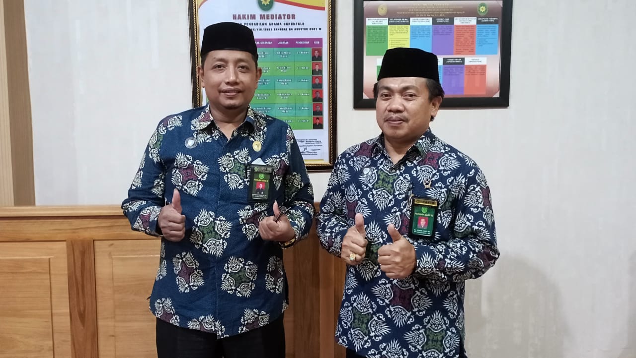 Foto Wakil Ketua Pengadilan Agama Gorontalo, Drs. Sahrul Fahmi, M. H didampingi sekretaris, Harsono Pulu Rahman S.Hi, M.H.,