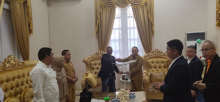 Direktur Utama PT. GEM, Gibbrael Isaak saat bertemu Penjagub Gorontalo, Ibrahim Pakaya belum lama ini.[foto_istimewa]