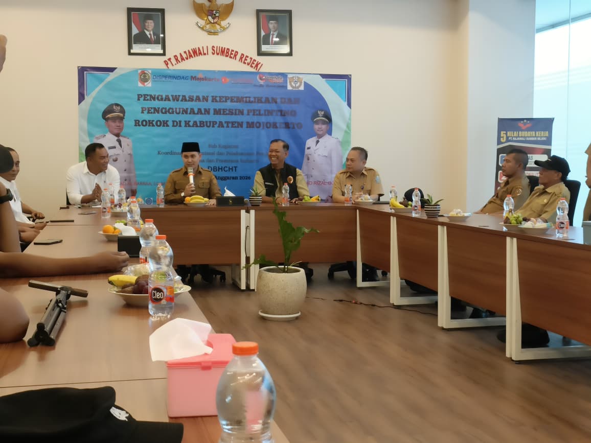 pemkab-mojokerto-tinjau-mesin-pelinting-rokok-bupati-pad-menguat-dari-pt-rajawali-sumber-rejeki