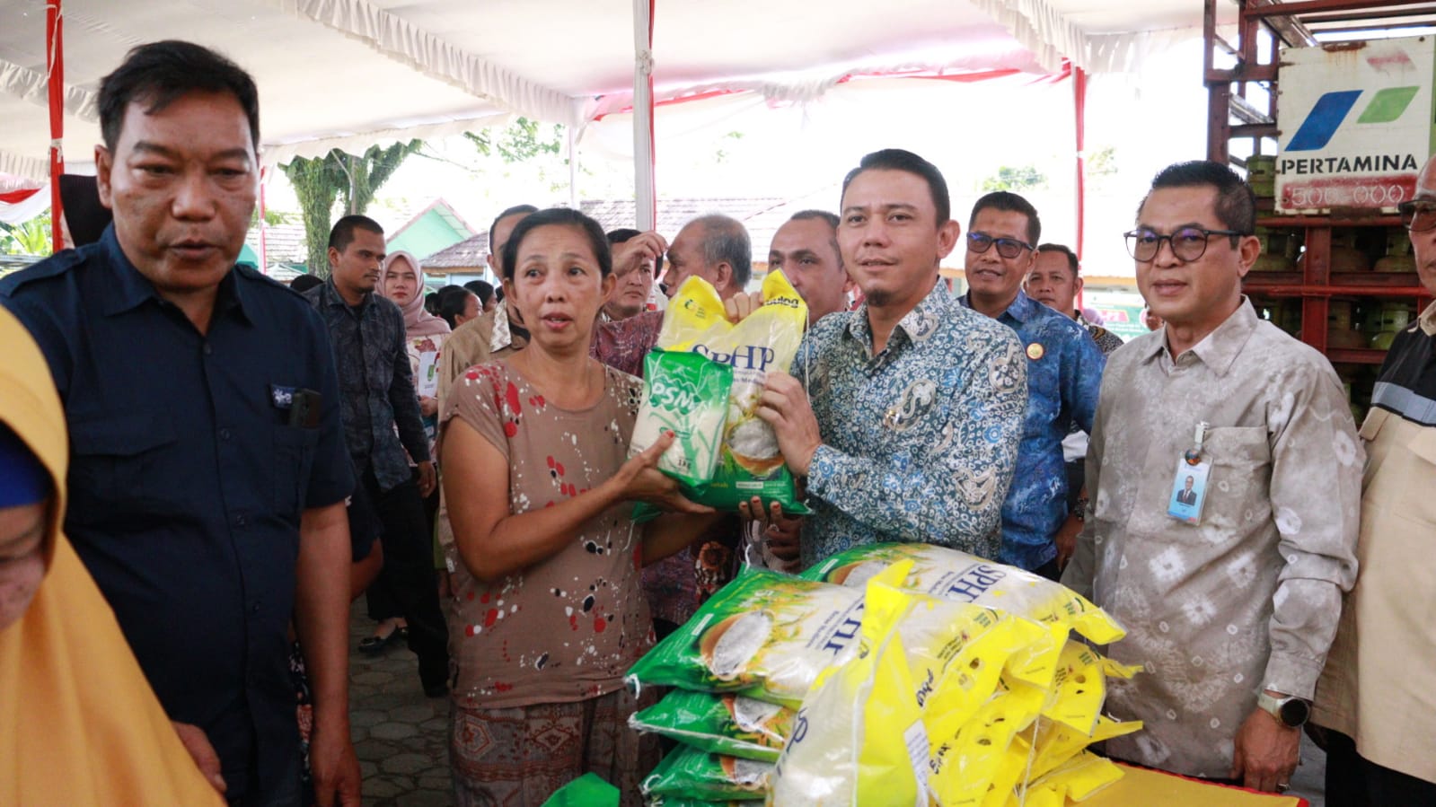 sinergitas-pemkab-muba-dan-bank-sumsel-ciptakan-operasi-pasar-warga-merasa-terbantu