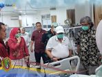 jenguk-irt-korban-penikaman-wali-kota-adhan-kalau-tak-mampu-urus-kembalikan-ke-orang-tuanya